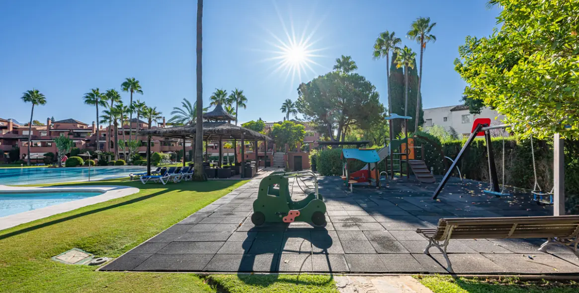 Sale of middle floor apartment in Estepona 11