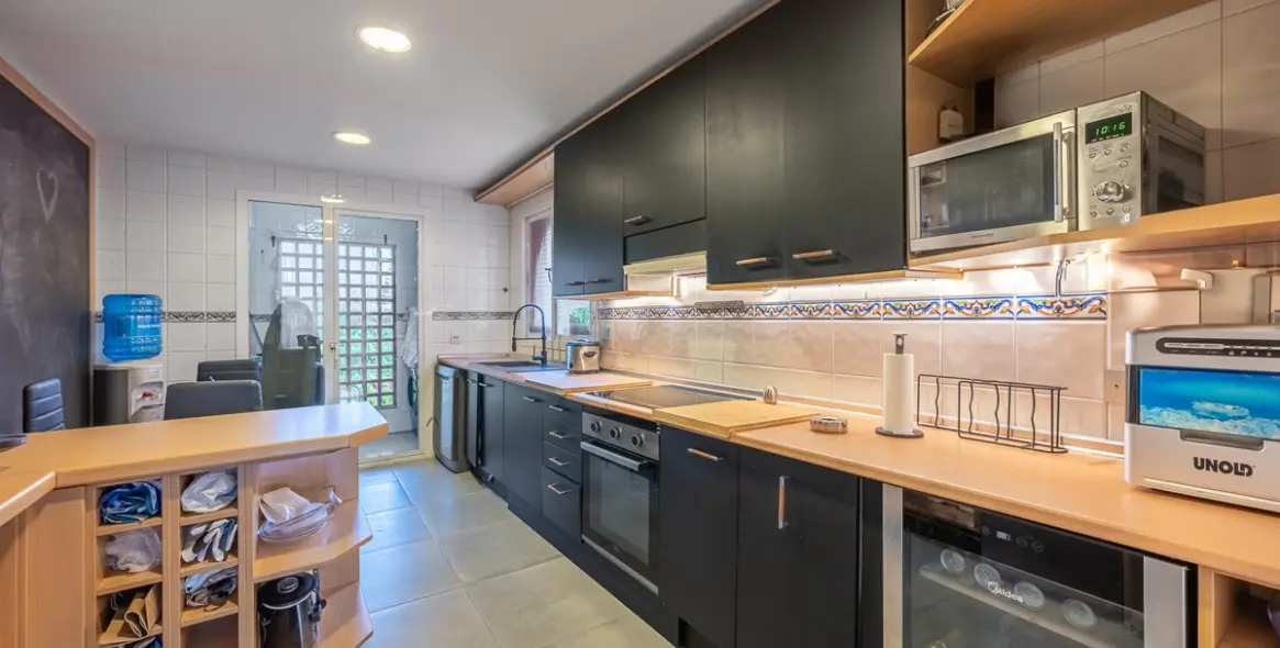 Sale of middle floor apartment in Estepona 12