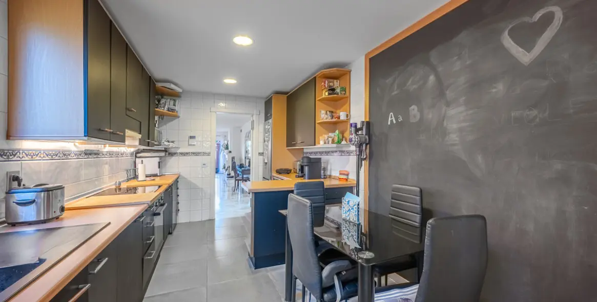 Sale of middle floor apartment in Estepona 13