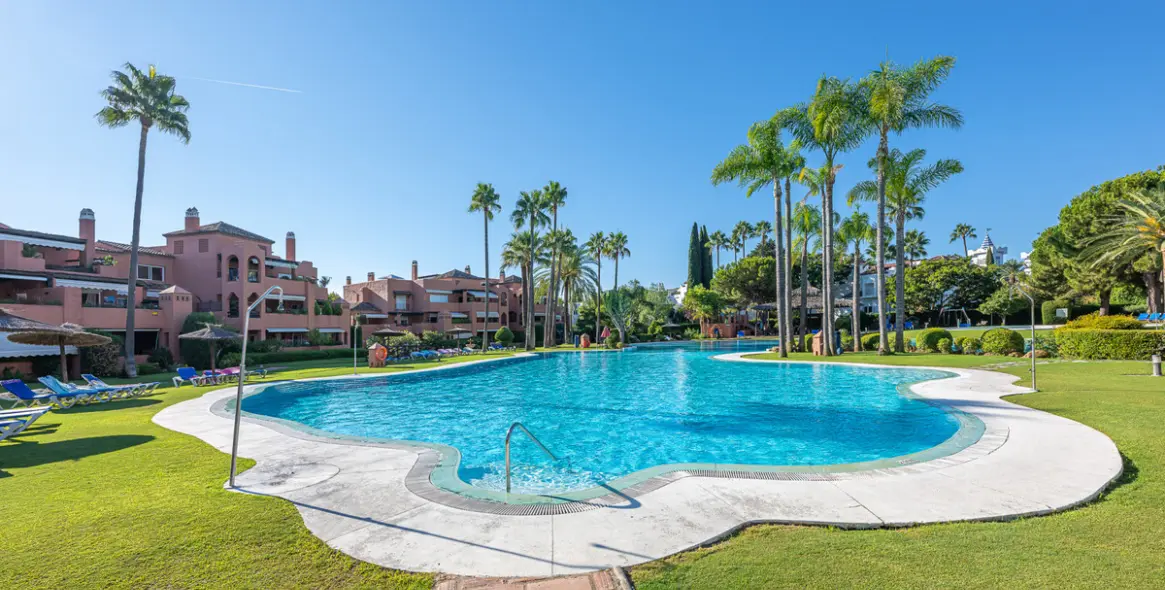 Sale of middle floor apartment in Estepona 14