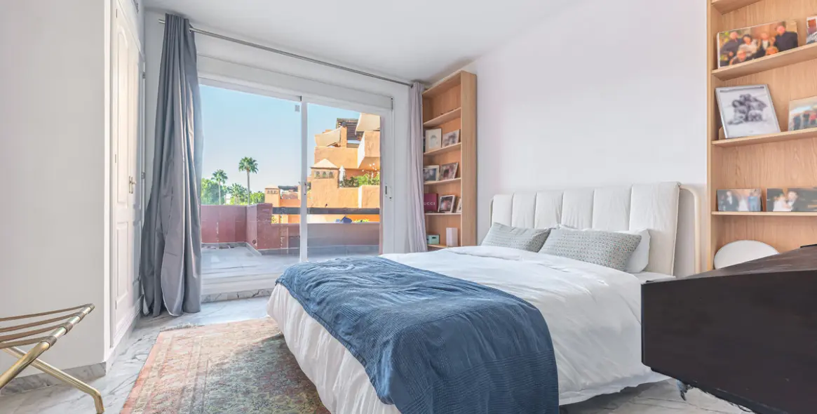 Sale of middle floor apartment in Estepona 15