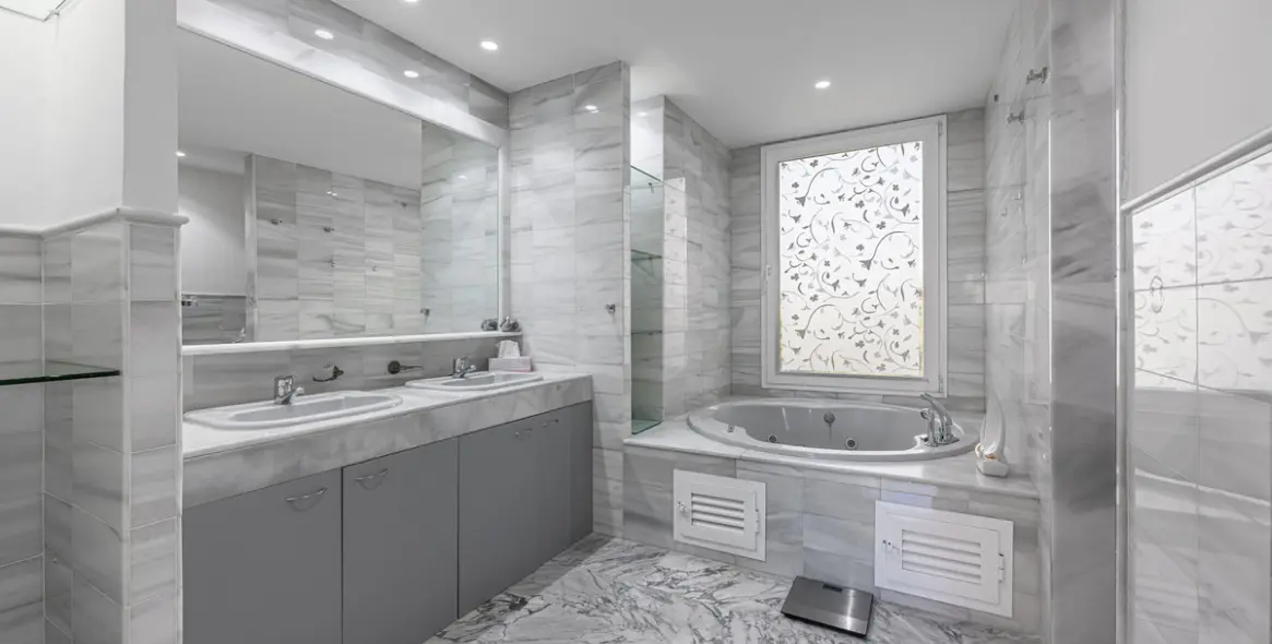 Sale of middle floor apartment in Estepona 16