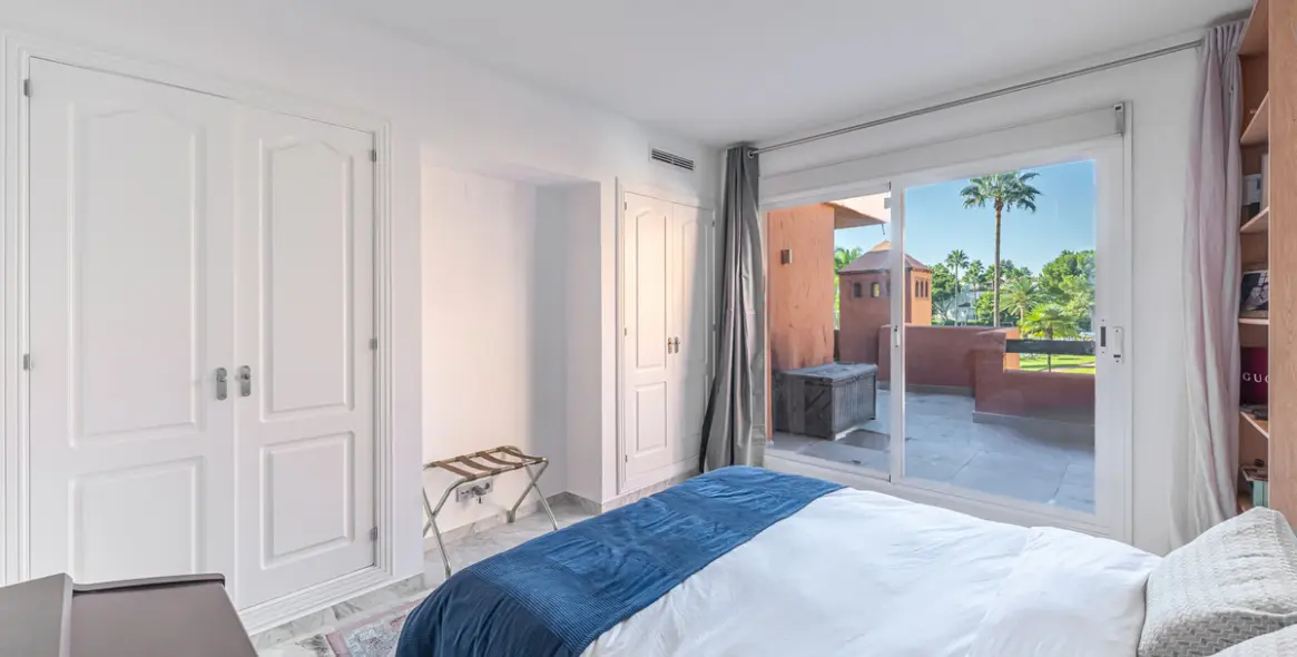 Sale of middle floor apartment in Estepona 17