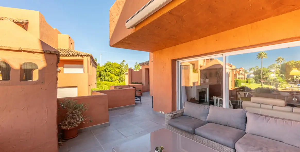 Sale of middle floor apartment in Estepona 18