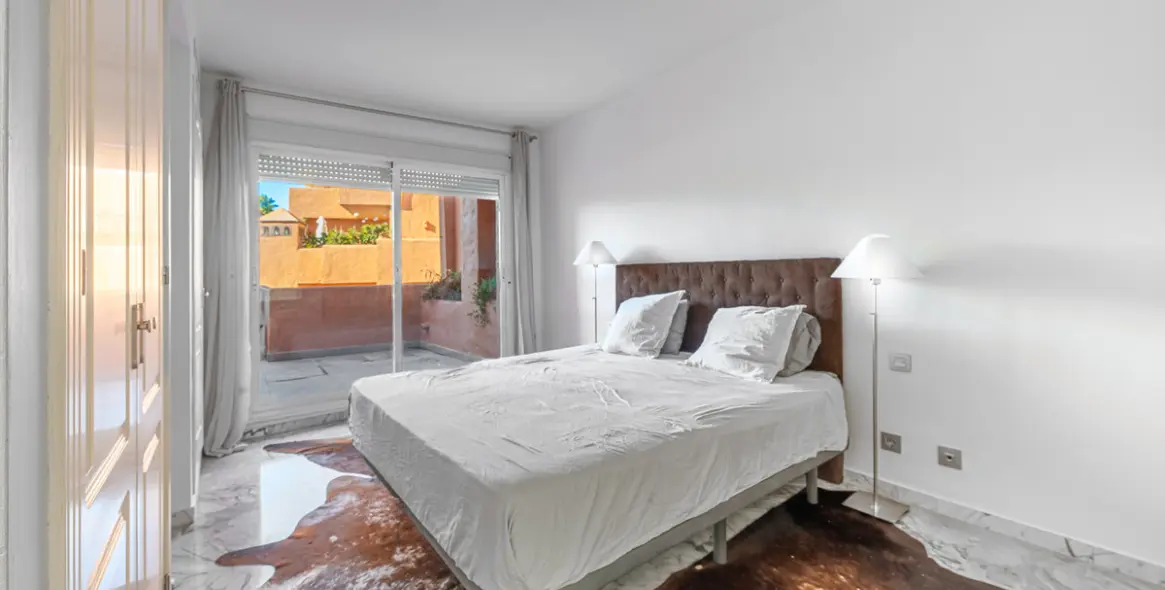 Sale of middle floor apartment in Estepona 19