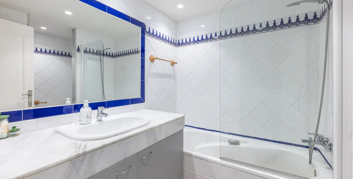 Sale of middle floor apartment in Estepona 20