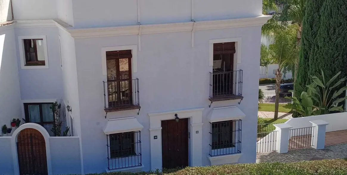 Продажа дома на две семьи в Estepona 2