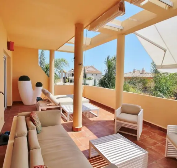 Sale of middle floor apartment in Nueva Andalucía