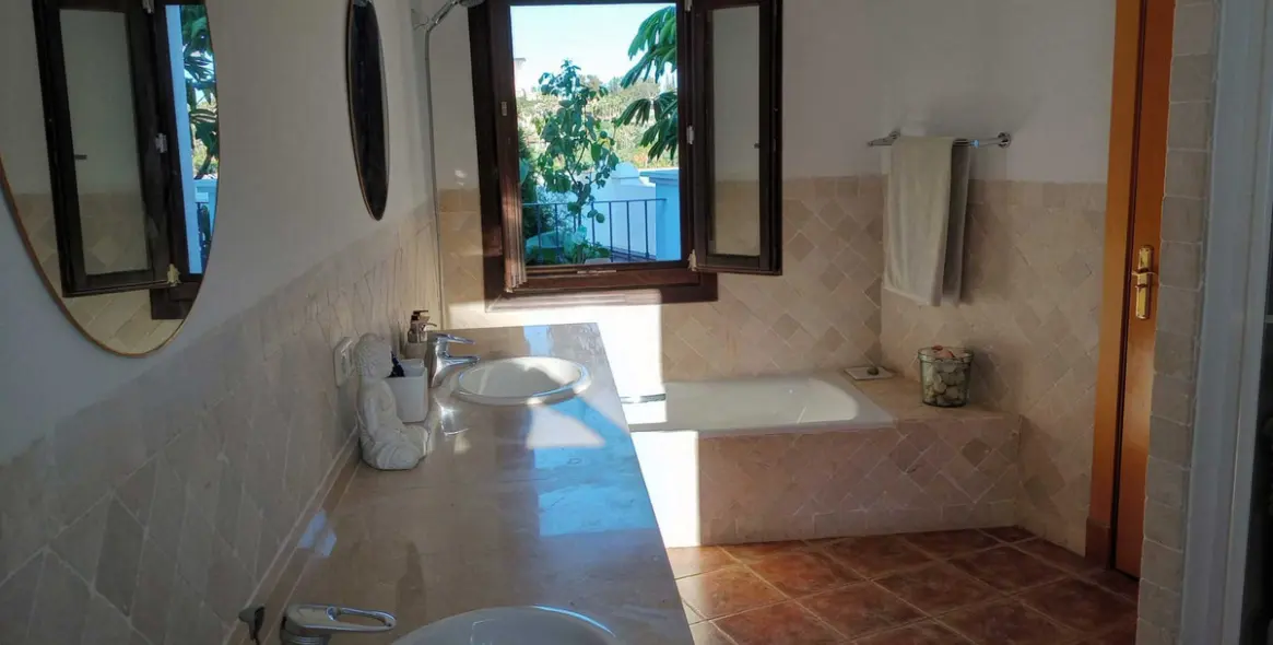 Продажа таунхауса в El Paraiso 18