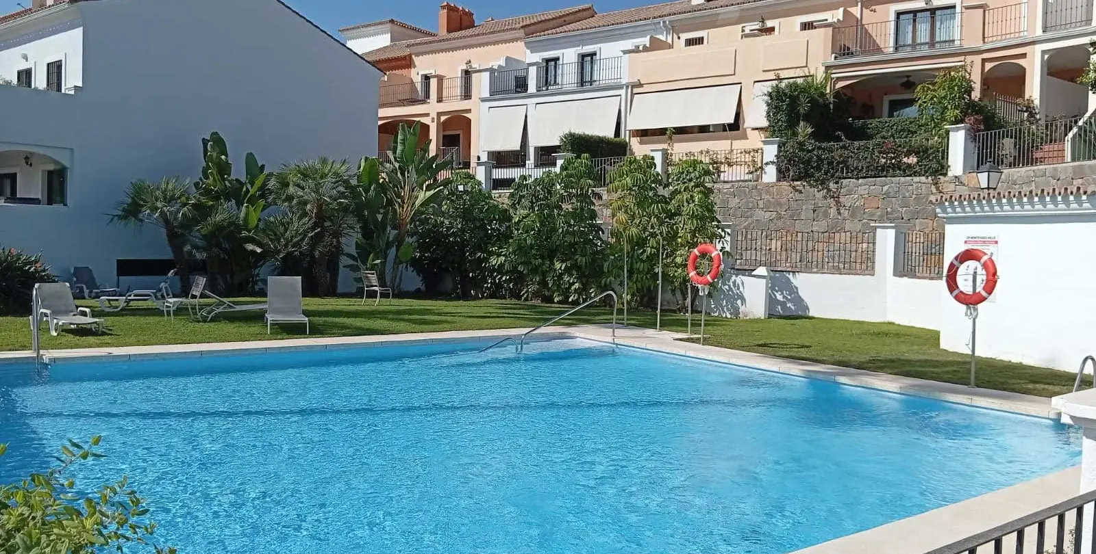 Sale of townhouse in El Paraiso 9