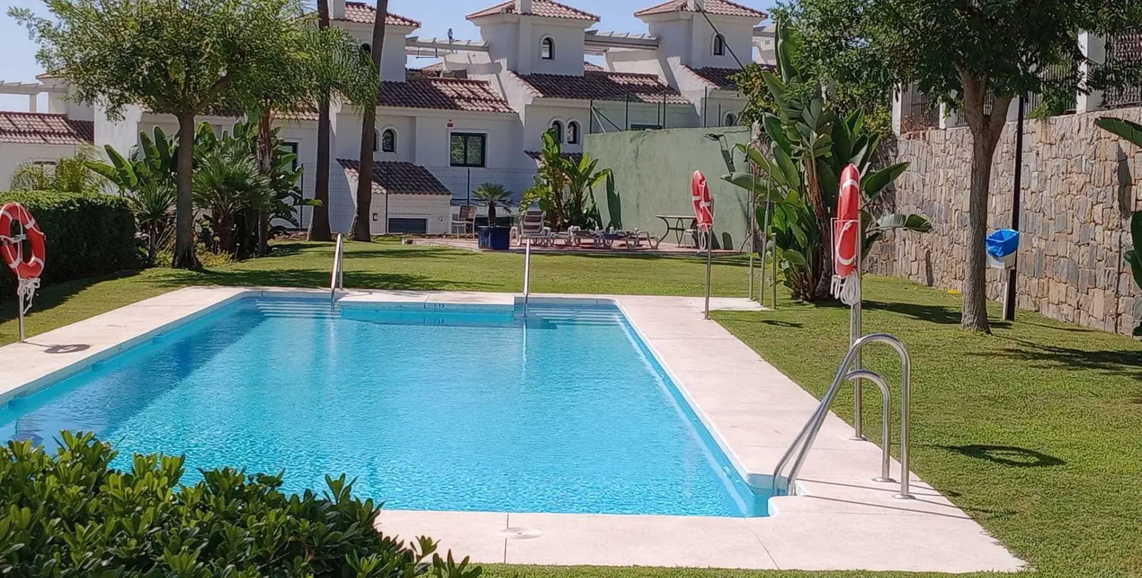 Sale of townhouse in El Paraiso 10