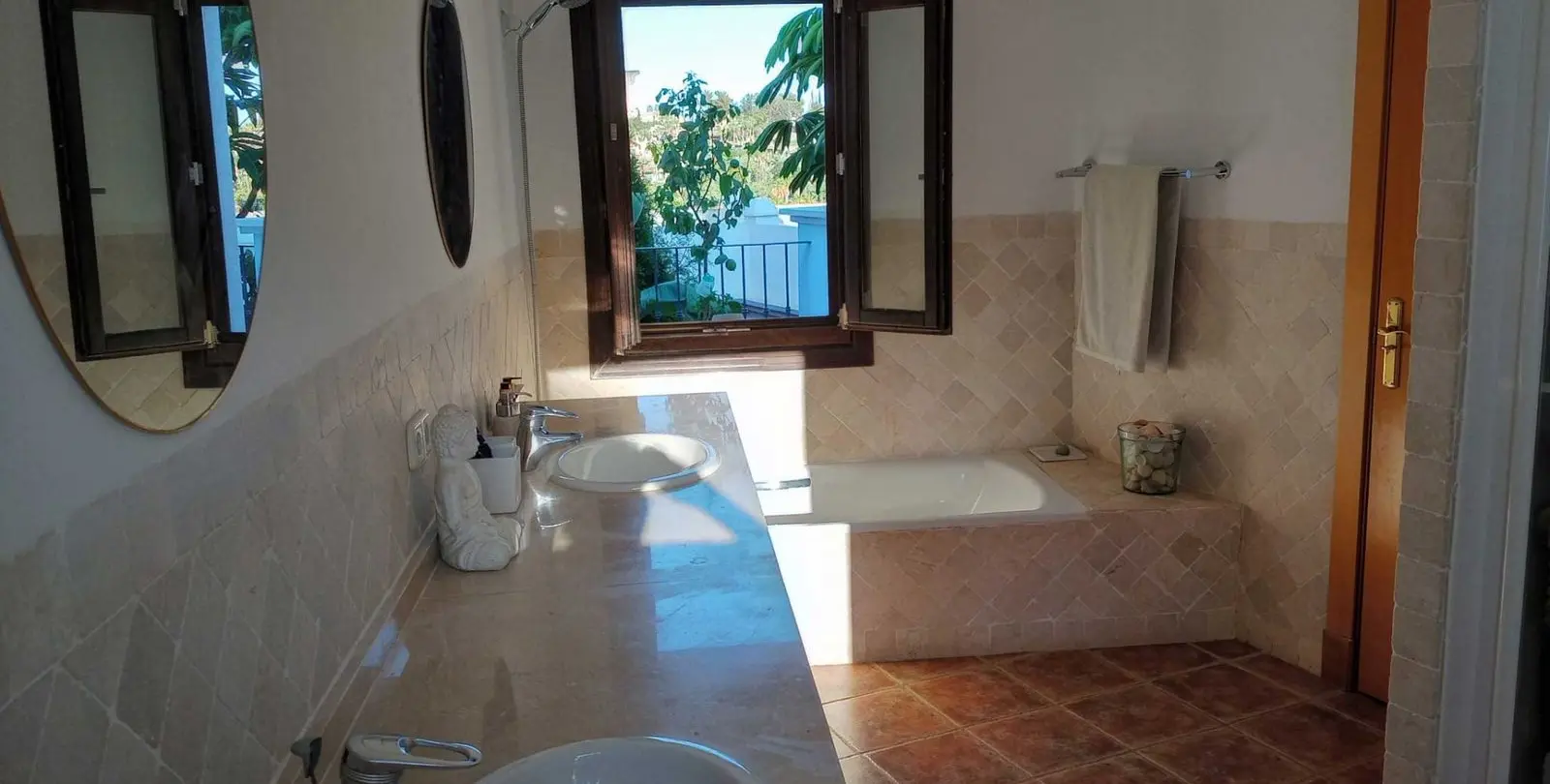 Sale of townhouse in El Paraiso 18