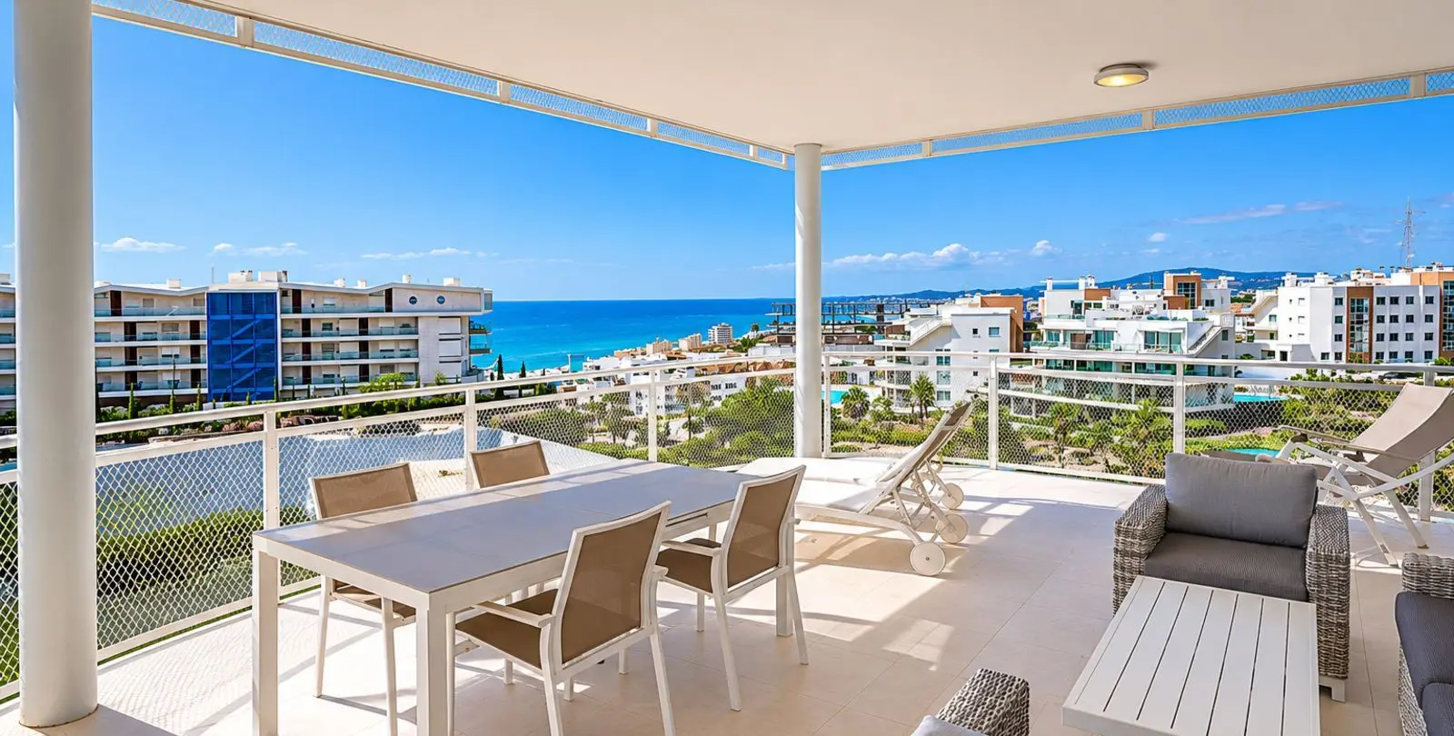 Sale of middle floor apartment in Fuengirola 1