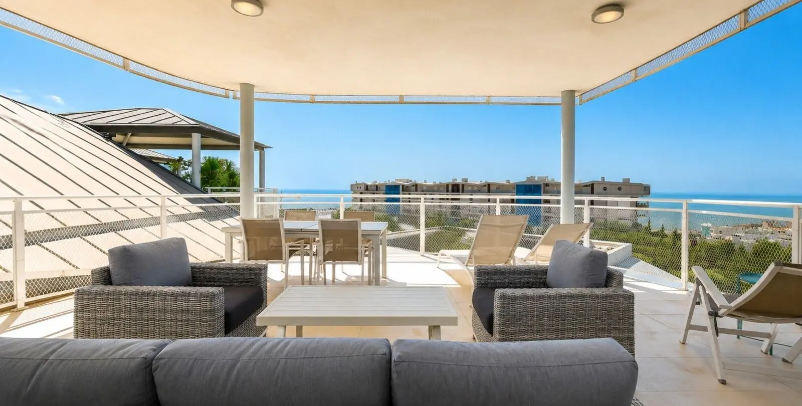 Sale of middle floor apartment in Fuengirola 2