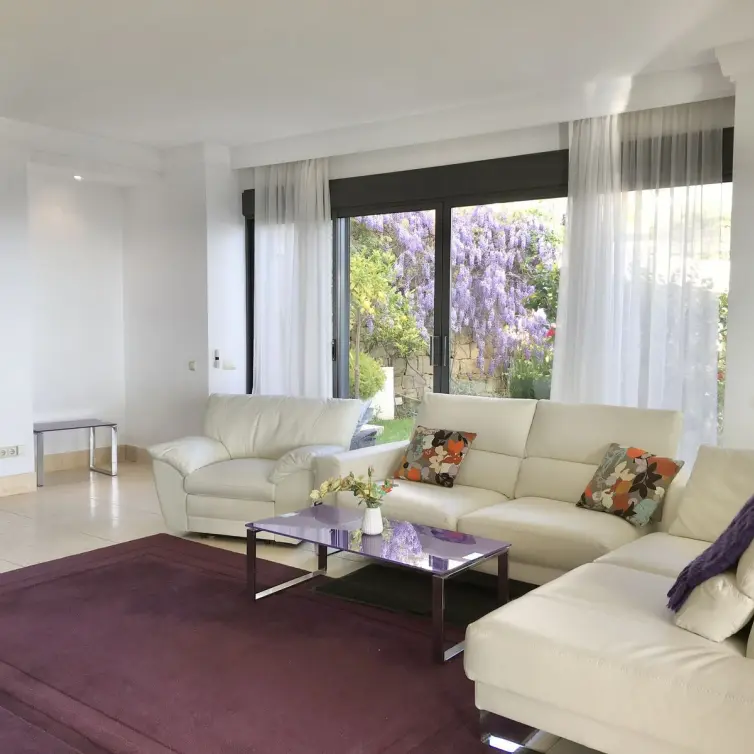 Sale of middle floor apartment in Altos de los Monteros