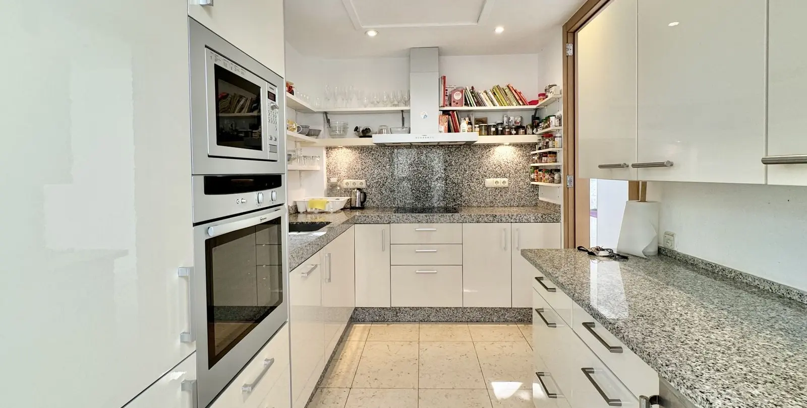 Sale of middle floor apartment in Altos de los Monteros 3
