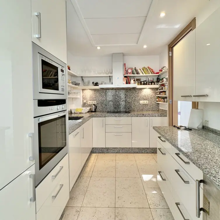 Sale of middle floor apartment in Altos de los Monteros