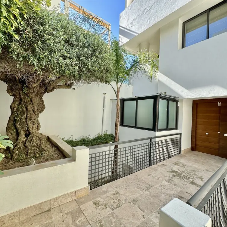 Sale of middle floor apartment in Altos de los Monteros
