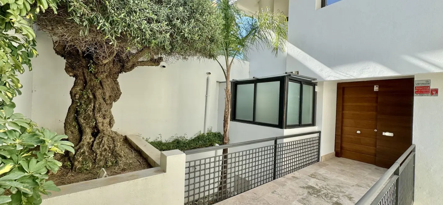 Sale of middle floor apartment in Altos de los Monteros 4