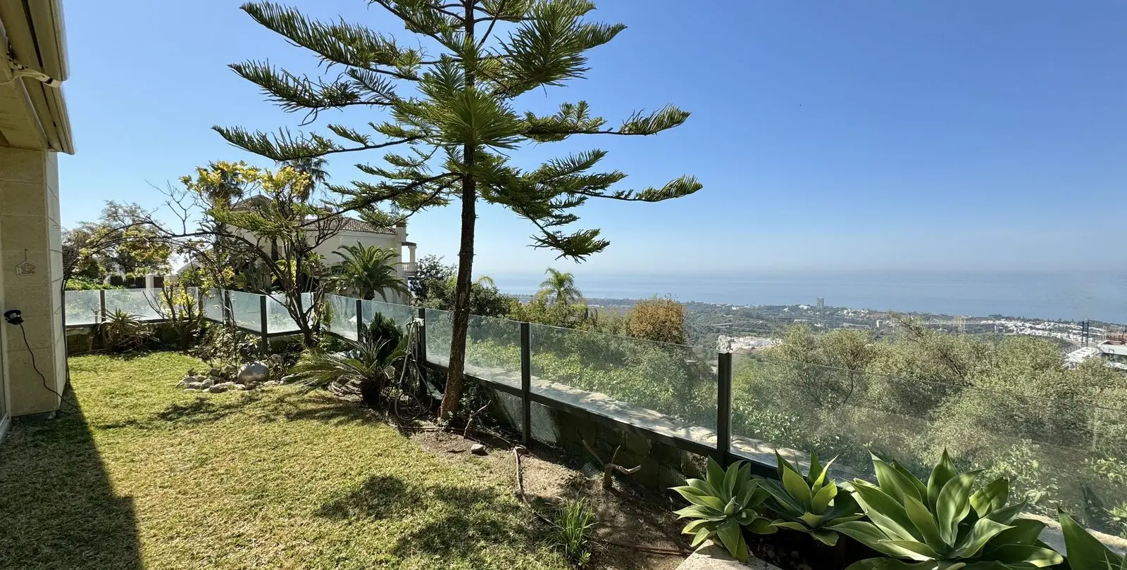 Sale of middle floor apartment in Altos de los Monteros 16
