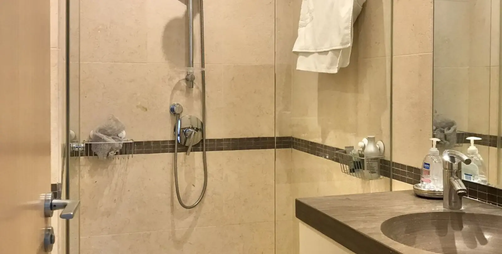 Sale of middle floor apartment in Altos de los Monteros 28