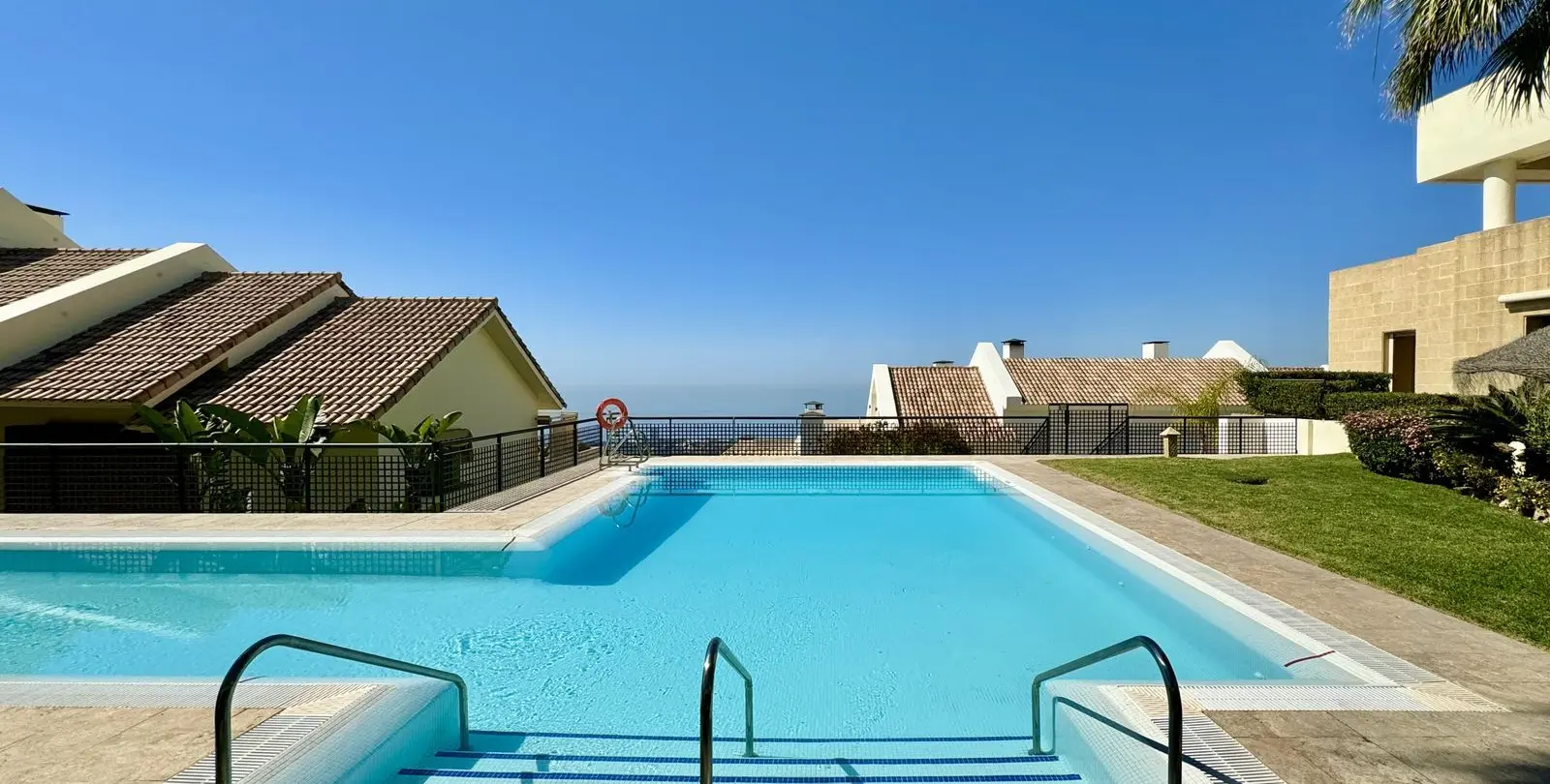 Sale of middle floor apartment in Altos de los Monteros 43