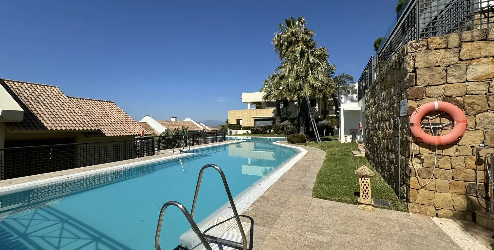 Sale of middle floor apartment in Altos de los Monteros 45
