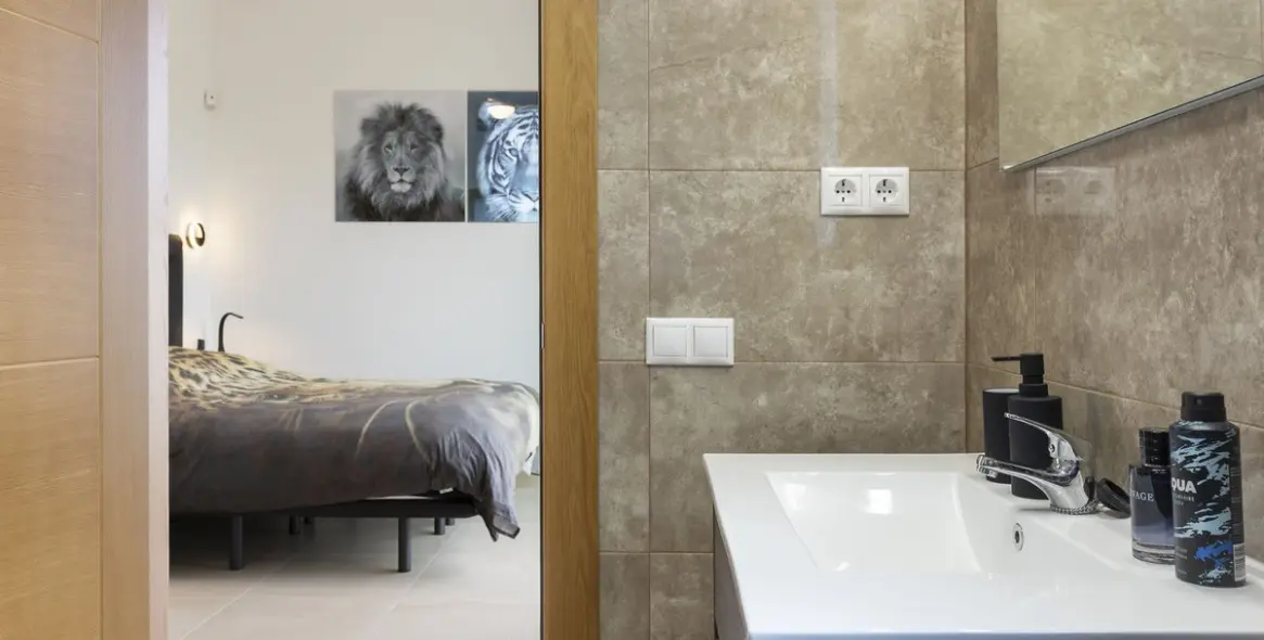 Sale of detached villa in Coín 50