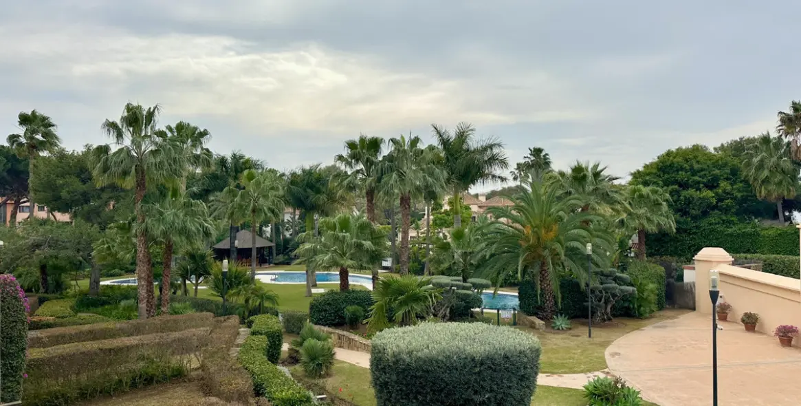 Sale of middle floor apartment in Puerto Banús 1