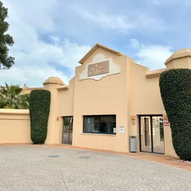 Sale of middle floor apartment in Puerto Banús