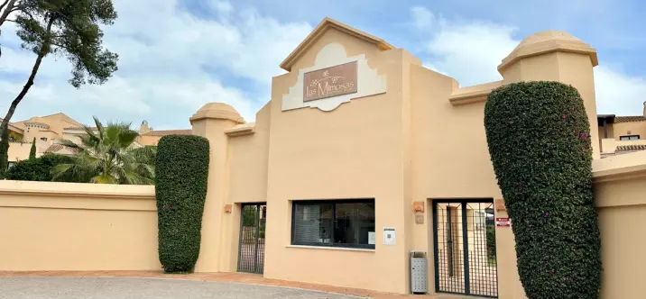 Sale of middle floor apartment in Puerto Banús 1