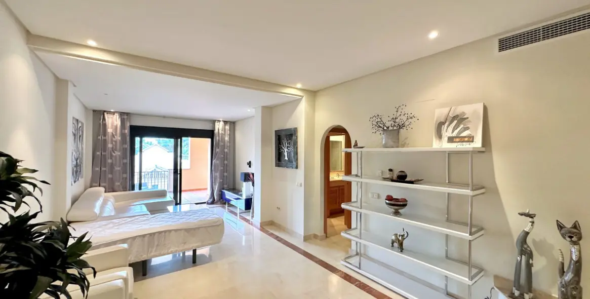 Sale of middle floor apartment in Puerto Banús 3