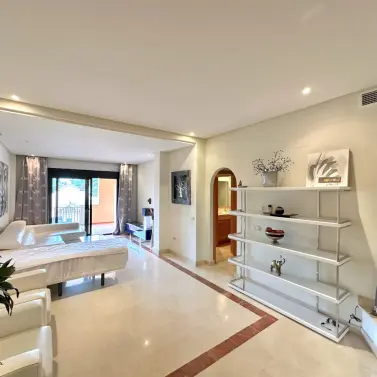Sale of middle floor apartment in Puerto Banús