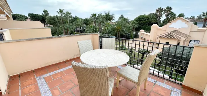Sale of middle floor apartment in Puerto Banús 3