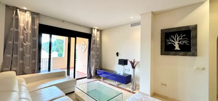 Sale of middle floor apartment in Puerto Banús 4