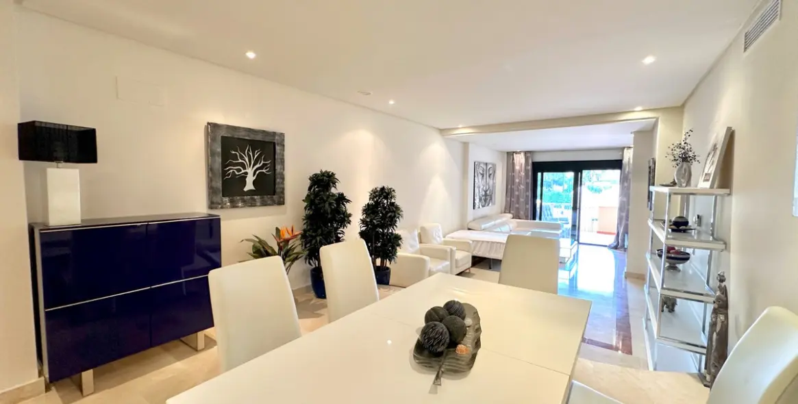 Sale of middle floor apartment in Puerto Banús 6