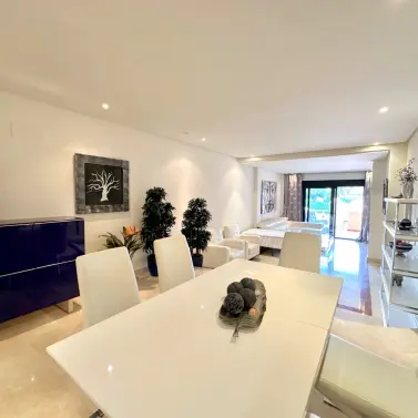 Sale of middle floor apartment in Puerto Banús