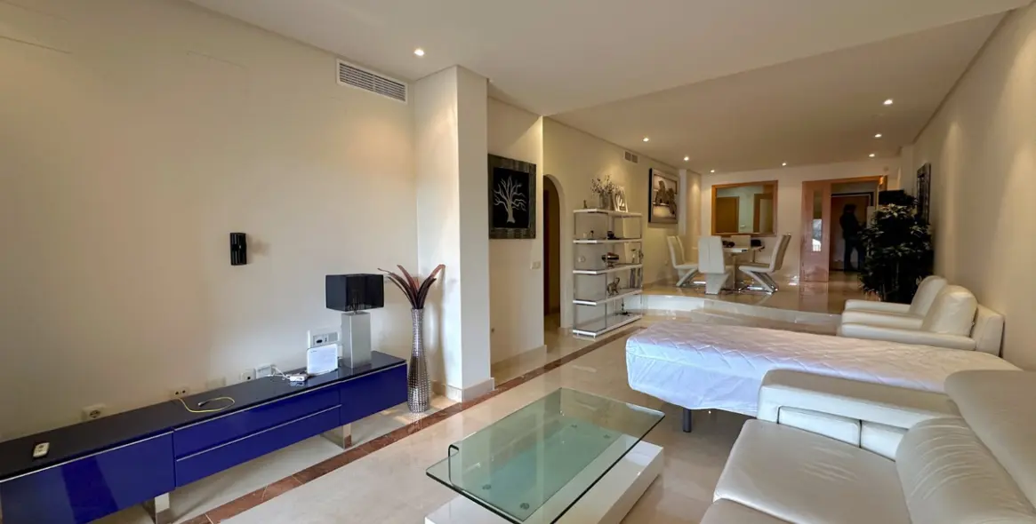 Sale of middle floor apartment in Puerto Banús 7
