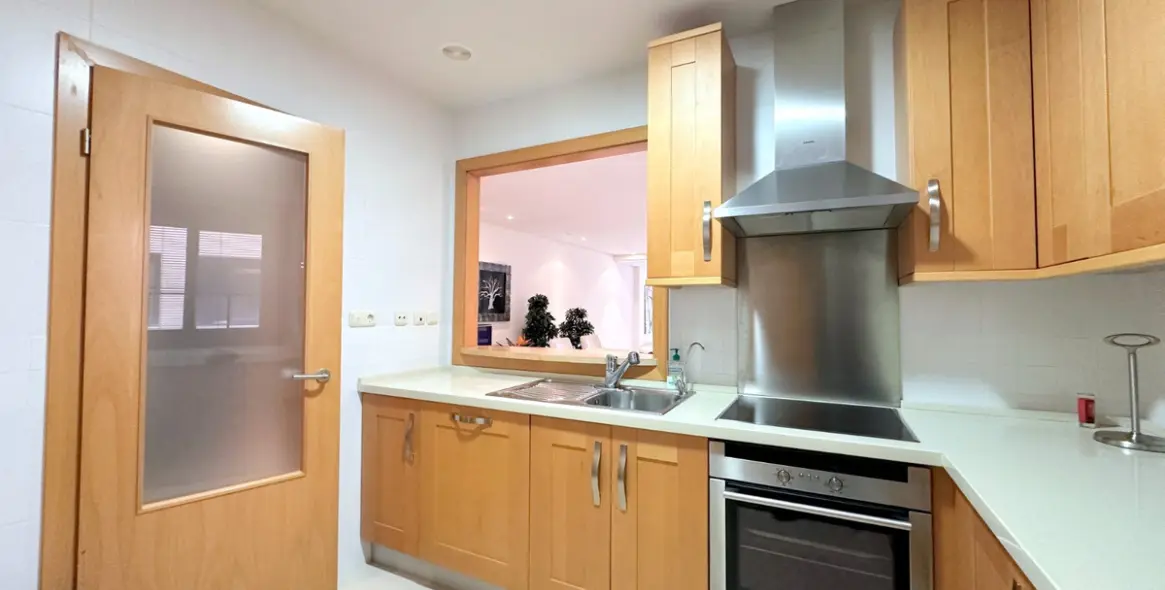 Sale of middle floor apartment in Puerto Banús 8