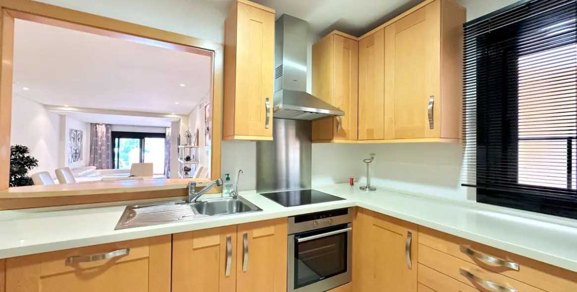 Sale of middle floor apartment in Puerto Banús 9