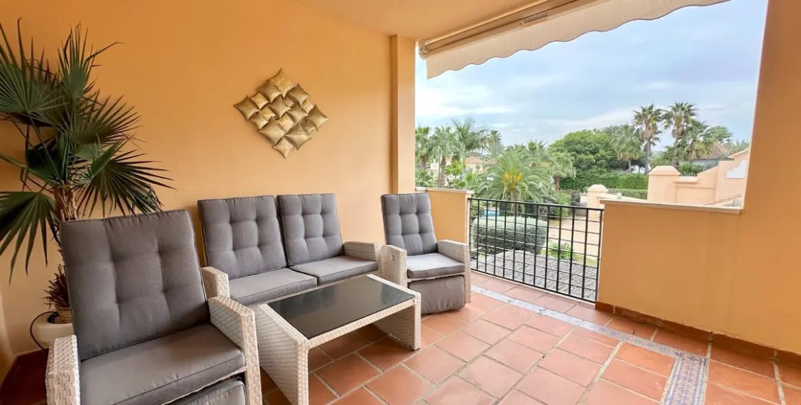 Sale of middle floor apartment in Puerto Banús 10