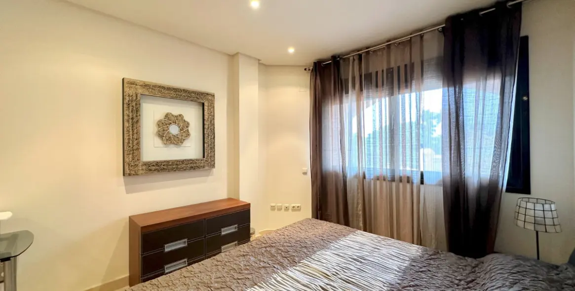 Sale of middle floor apartment in Puerto Banús 13