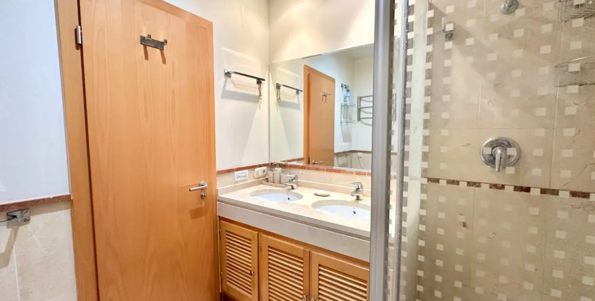 Sale of middle floor apartment in Puerto Banús 20