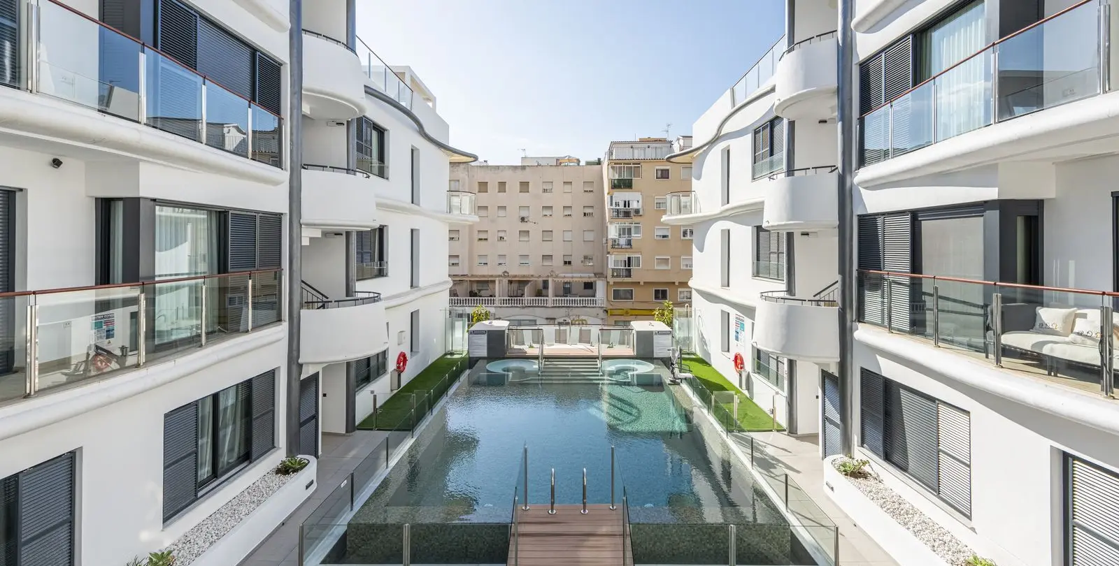 Sale of middle floor apartment in Estepona 1