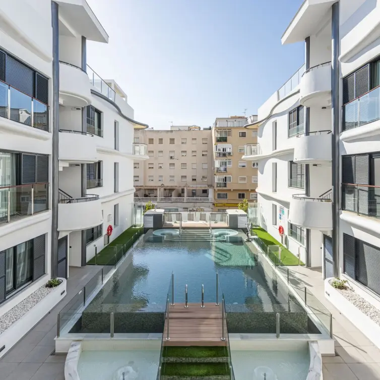Продажа апартаментов на среднем этаже в Estepona