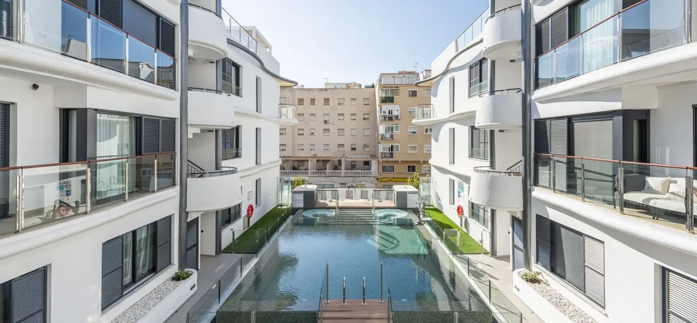 Продажа апартаментов на среднем этаже в Estepona 0