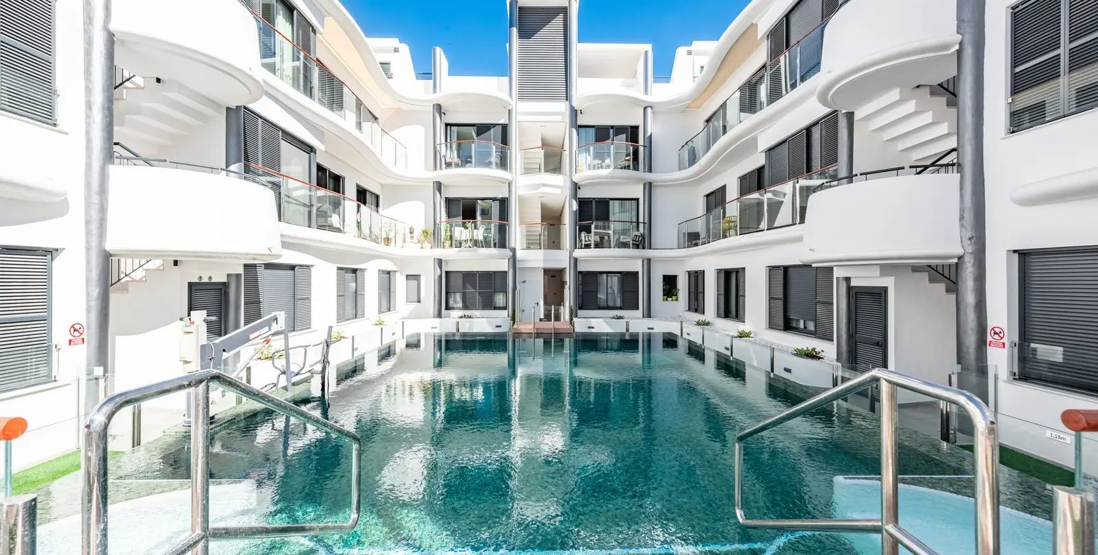 Sale of middle floor apartment in Estepona 2