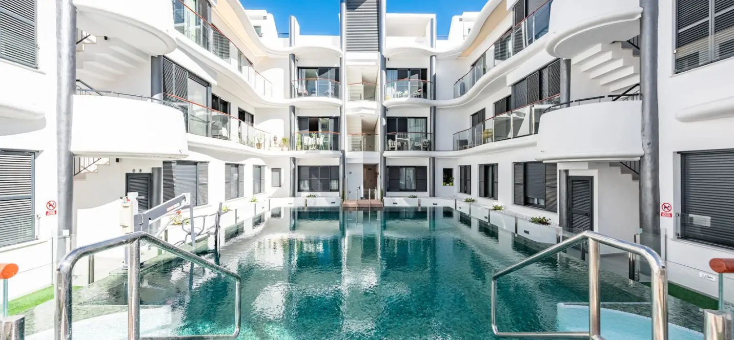 Продажа апартаментов на среднем этаже в Estepona 1