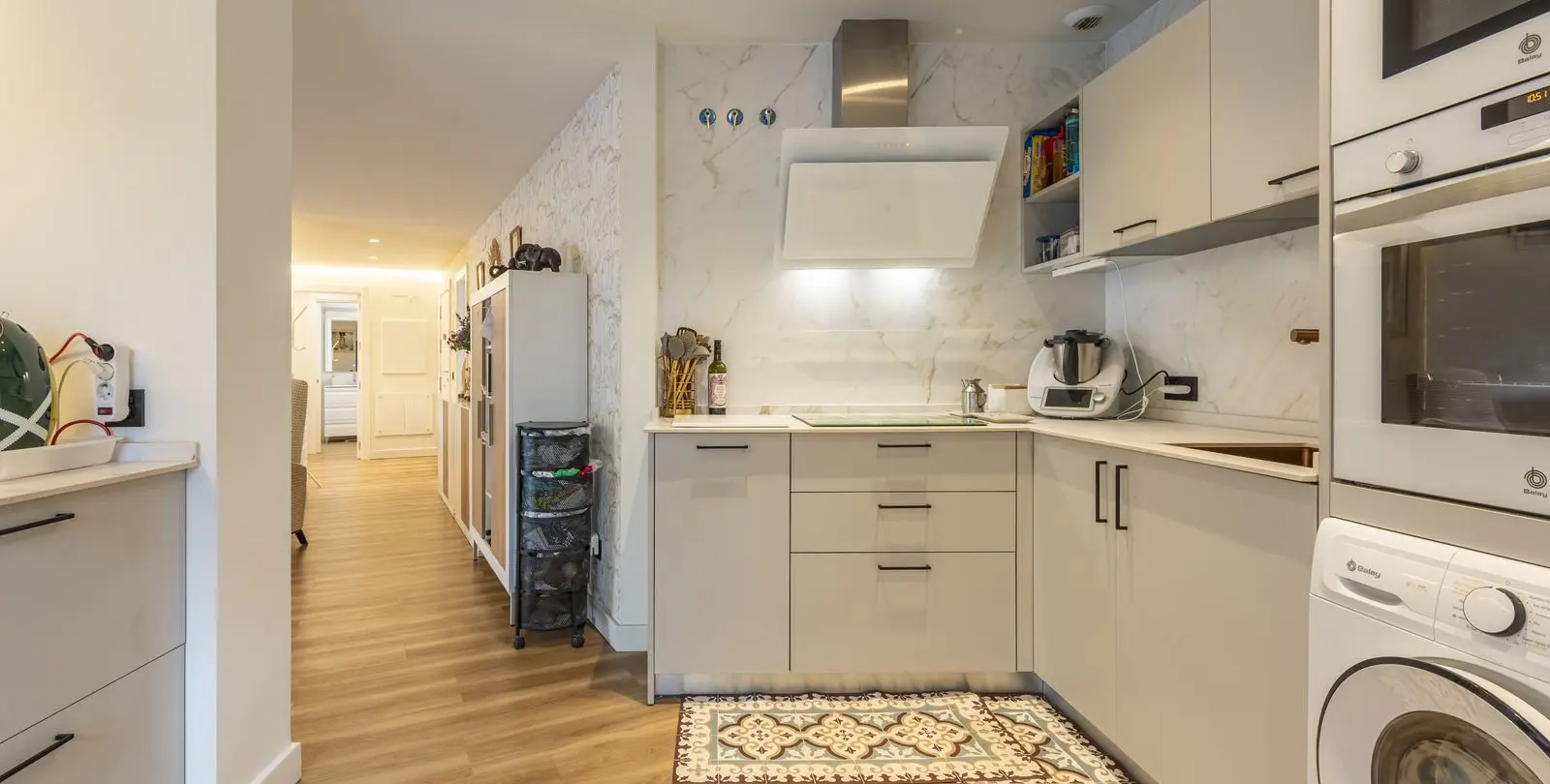 Sale of middle floor apartment in Estepona 3