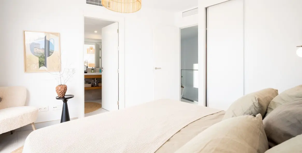 Продажа двухуровневого пентхауса в Altos de los Monteros 18